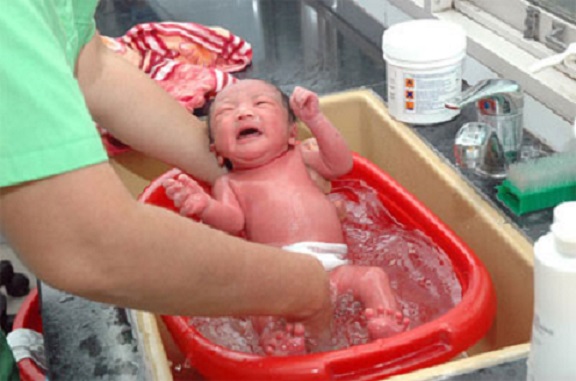 Tắm cho trẻ sơ sinh chưa rụng rốn tại nhà như thế nào ?