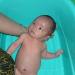 Tắm trẻ sơ sinh tại nhà bằng lá chè xanh
