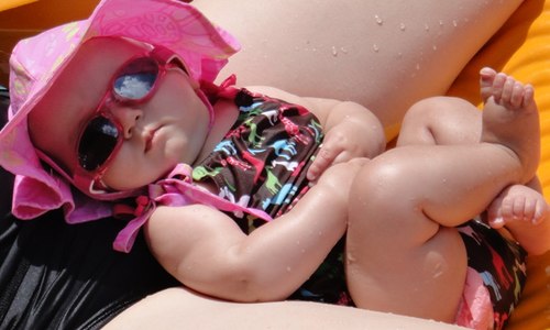 Hướng dẫn cho trẻ sơ sinh tắm nắng tại nhà