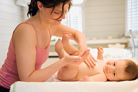 Video hướng dẫn massage cho trẻ sơ sinh tại nhà