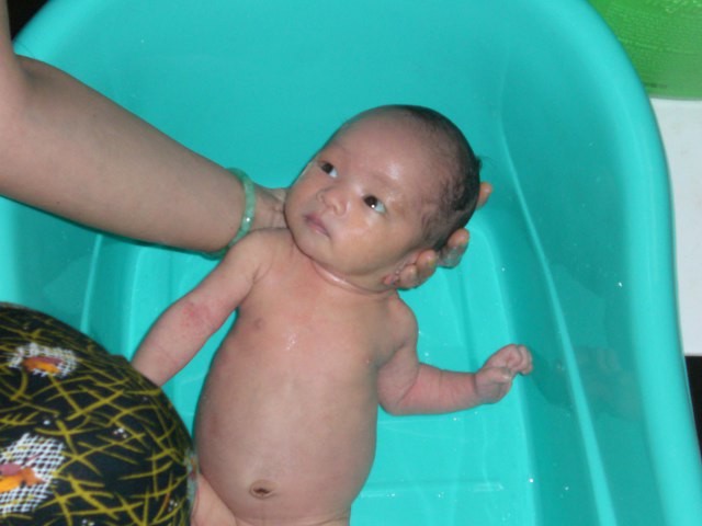Tắm cho trẻ sơ sinh tại nhà ở quận Ba Đình giá bao nhiêu ?
