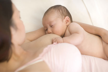 Video cách xử lý sặc sữa ở trẻ sơ sinh nhanh tại nhà