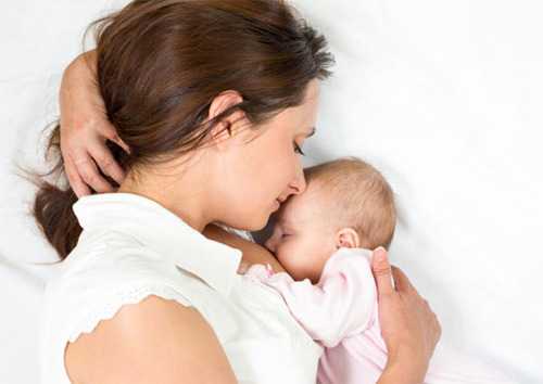 Tắc tia sữa bị sốt 39 độ C ở mẹ sau sinh có nguy hiểm không ?